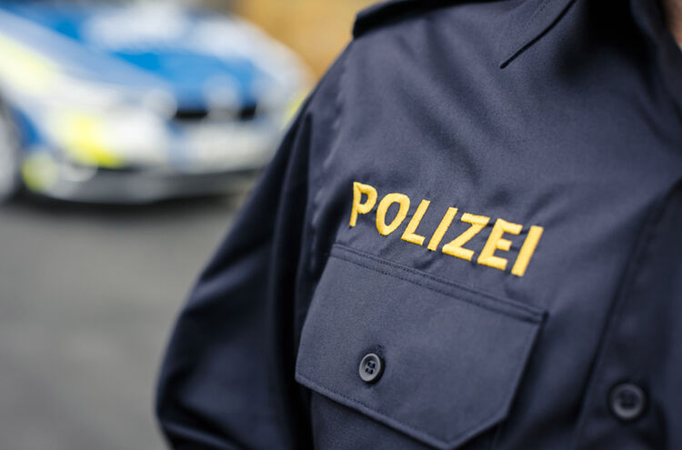 04082018 Blaue Polizeiuniform Symbolbild