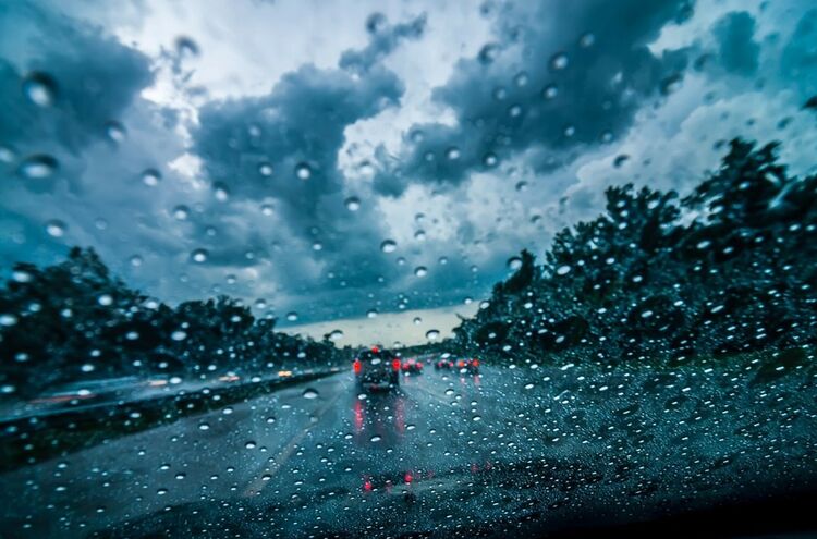 10082018 Strasse Bei Regen Symbolbild