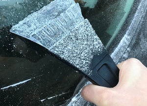 Symbolbild: Eiskratzen Symbolbild: Eiskratzen