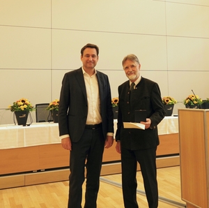 © Bayerisches Justizminsterium Justizmedaille Georg Eisenreich Christian Engert (ehemaliger Leiter der Justizvollzugsanstalten Bernau, Traunstein und Bad Reichenhall © Bayerisches Justizminsterium Justizmedaille Georg Eisenreich Christian Engert (ehemaliger Leiter der Justizvollzugsanstalten Bernau, Traunstein und Bad Reichenhall
