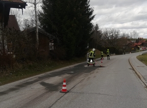 Benzin auf der Straße Benzin auf der Straße