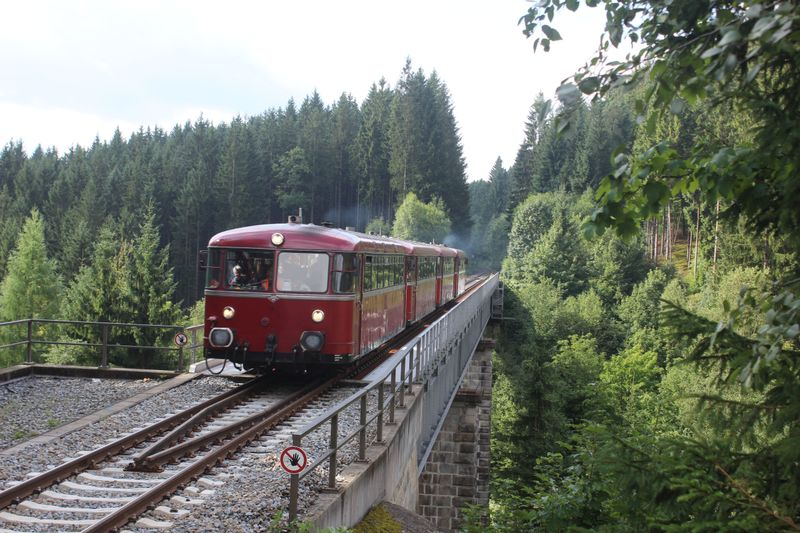 Schienenbus lockt Bahnnostalgiker nach Freilassing