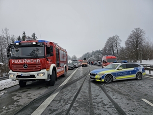 Die Einsatzkräfte leiten den Verkehr von der Autobahn ab Die Einsatzkräfte leiten den Verkehr von der Autobahn ab