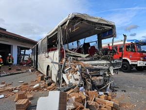 Das Fahrzeug wurde schwer beschädigt Das Fahrzeug wurde schwer beschädigt