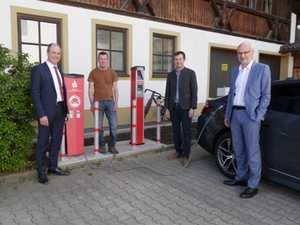 Bei der Inbetriebnahme der neuen Ladesäulen Bei der Inbetriebnahme der neuen Ladesäulen