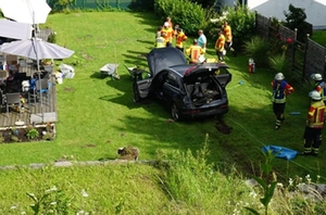 In einem Garten kam das Auto dann zum Stehen