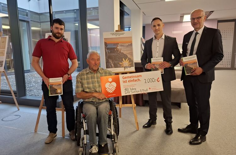 49 Dav R Hall Ausstellung U Spendenuebergabe