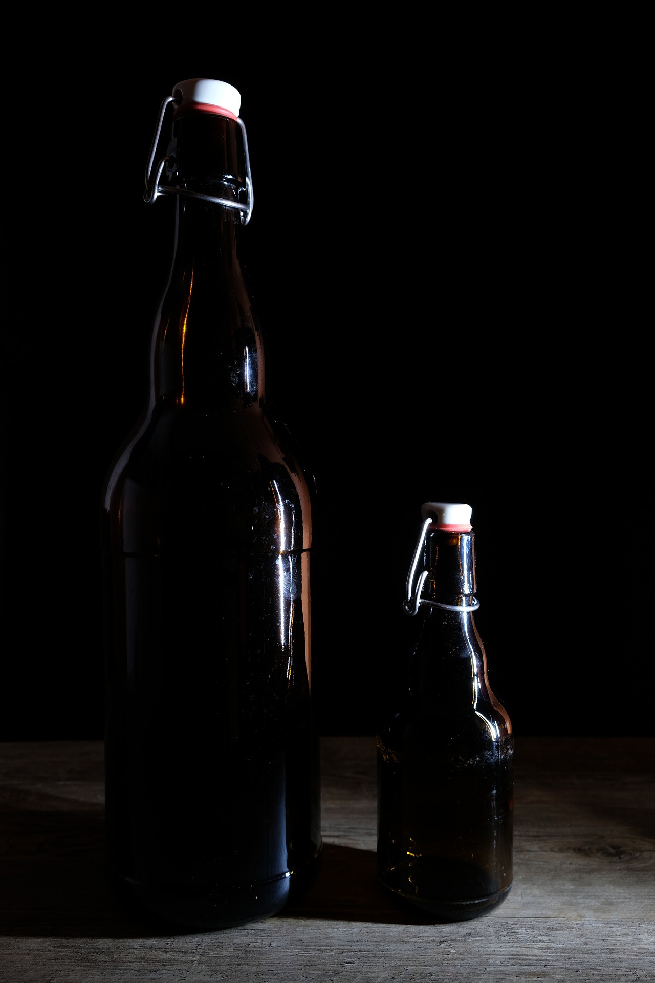 Темное пиво бутылка. Пивная бутылка. Пивная бутылка железная. Пиво на черном фоне. Пиво на темном фоне.