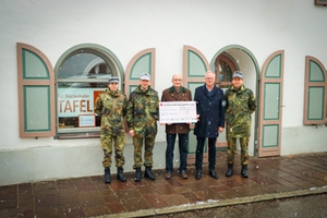 Bei der Spendenübergabe an die Tafel Bei der Spendenübergabe an die Tafel