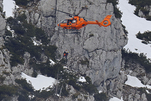Der Wanderer musste mit einer Winde aus dem Gelände befreit werden Der Wanderer musste mit einer Winde aus dem Gelände befreit werden