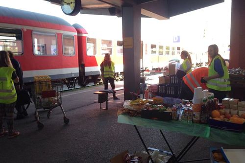 Fluechtlinge Bahnhof Freilassing Helfer 1