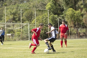 Kinder spielen Fussball