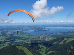 gleitschirmfliegen-mit-chiemseeblick-chiemsee-alpenland-tourismus