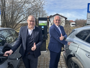 Bürgermeister Martin Bartlweber und dem Vorstand der Genossenschaft Jürgen Hubel Bürgermeister Martin Bartlweber und dem Vorstand der Genossenschaft Jürgen Hubel