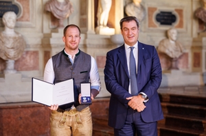 © Bayerische Staatskanzlei Lebensretter Jakob Willer Bayerische Rettungsmedaille Christophorusmedaille © Bayerische Staatskanzlei Lebensretter Jakob Willer Bayerische Rettungsmedaille Christophorusmedaille