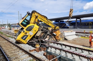 Der umgekippte Bagger am Freilassinger Bahnhof Der umgekippte Bagger am Freilassinger Bahnhof