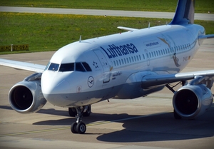 lufthansa-flugzeug-symbolbild lufthansa-flugzeug-symbolbild