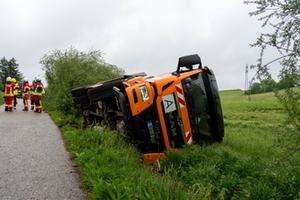 Müllfahrzeug gekippt Müllfahrzeug gekippt