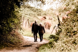 Senioren Paar Wandern Symbolbild