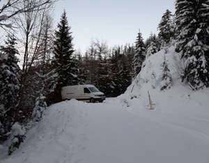 Paketfahrzeug Schneehaufen Paketfahrzeug Schneehaufen