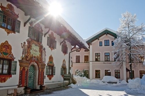 ruhpolding-rathaus-und-alte-schule