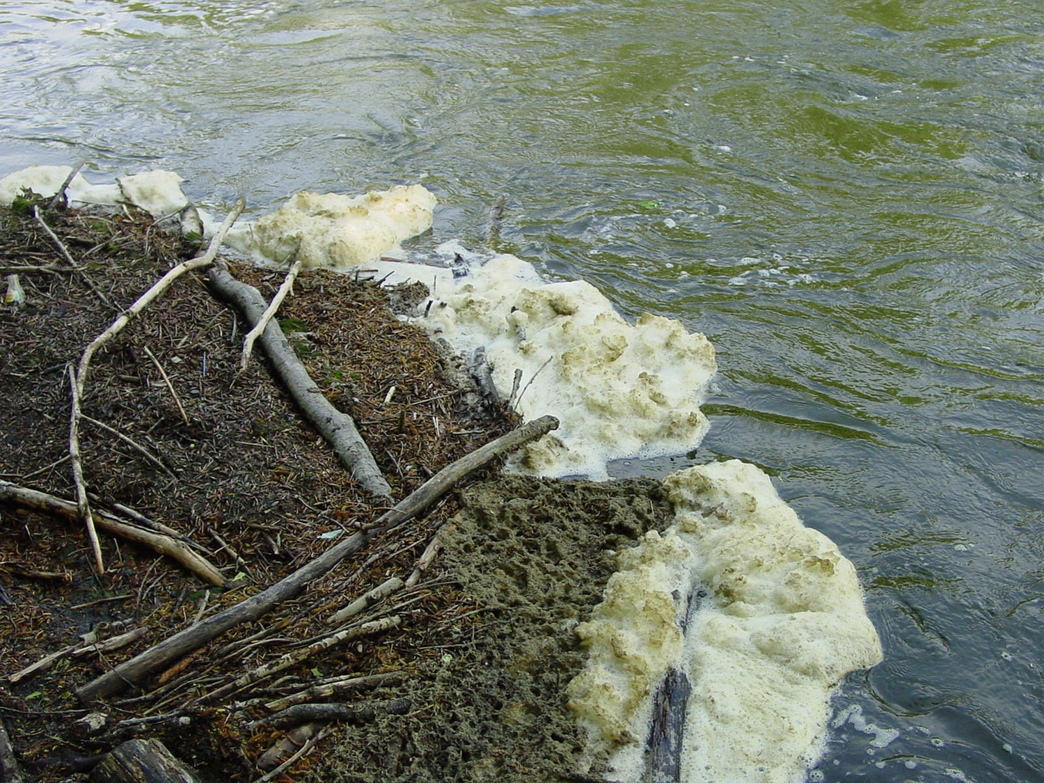 So Entsteht Schaum Auf Gewassern