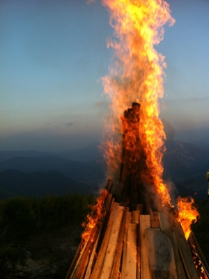 sonnwendfeuer-symbolbild-neu sonnwendfeuer-symbolbild-neu
