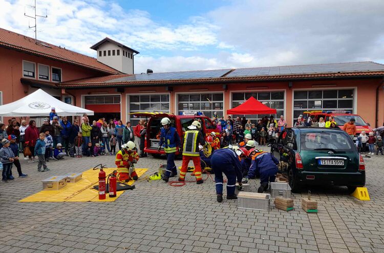 Waging Reges Kommen Und Gehen Und Unzaehlige Besucher Erfreuten Sich Am Angebot Der Feuerwehr