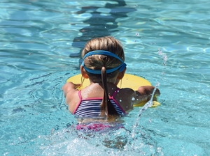 Kind lernt Schwimmen