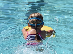 Kind lernt Schwimmen Kind lernt Schwimmen
