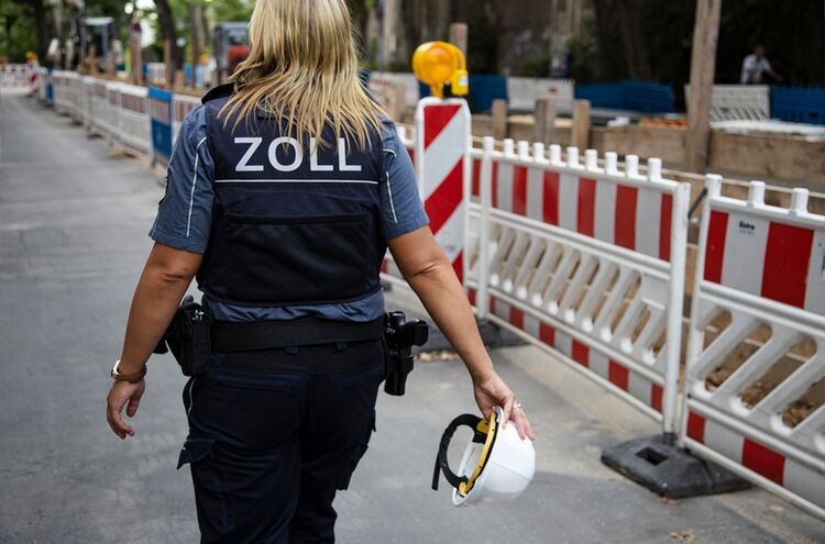 Zollbeamtin An Einer Baustelle