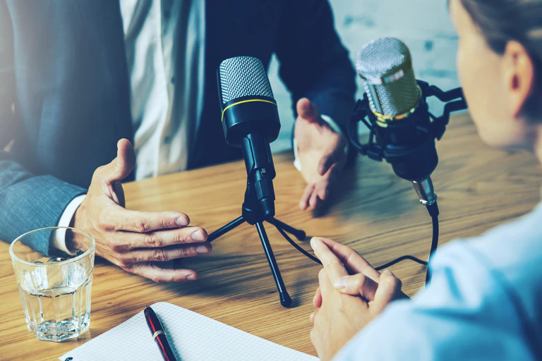 Podcast Personen Mikrofon  — © adobeStock_447340546, gekauft